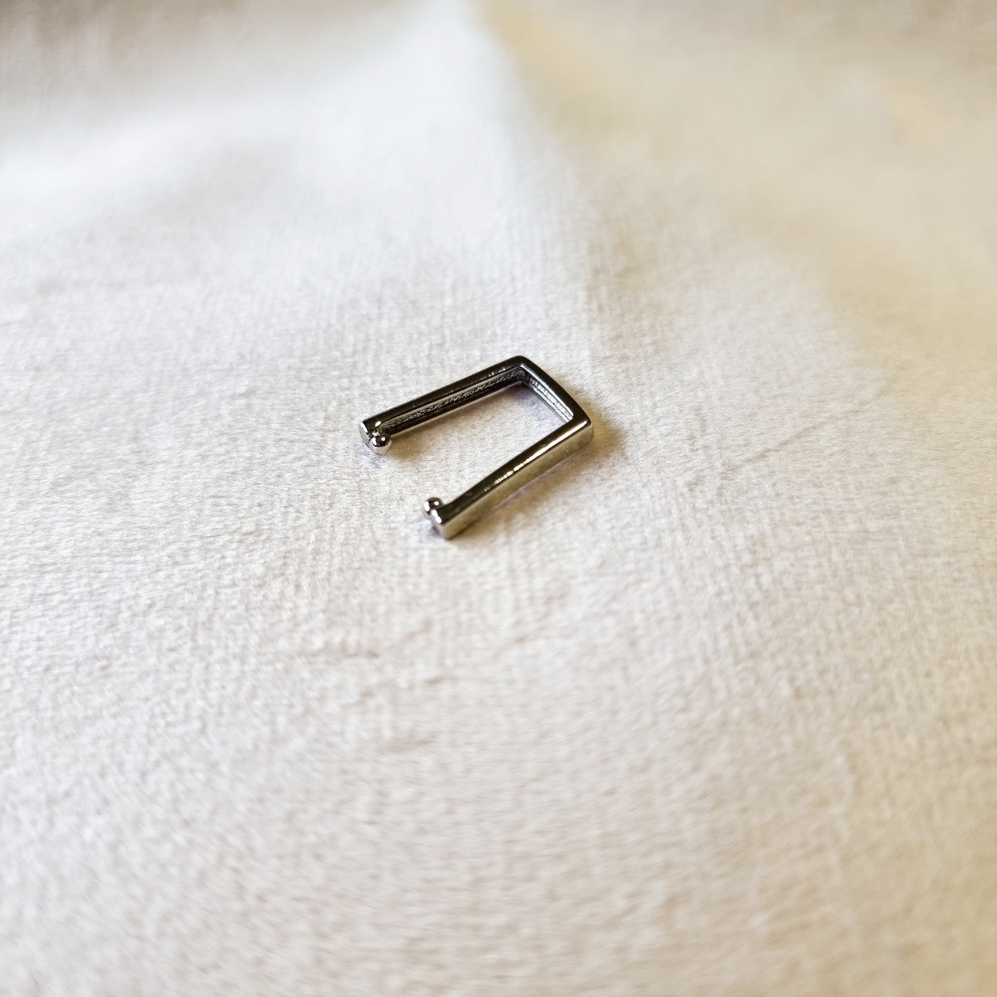 Earcuff Rectángulo plateado Acero quirúrgico