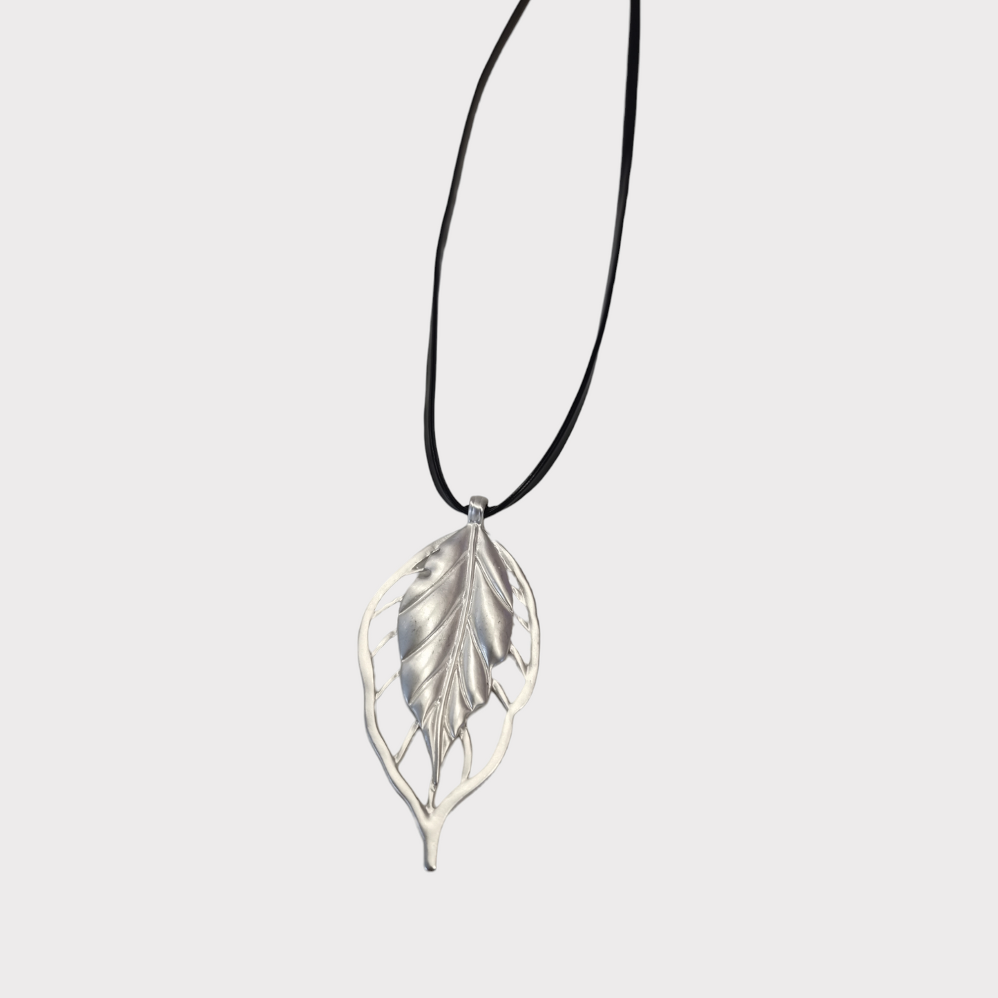 Collar largo hoja plateado